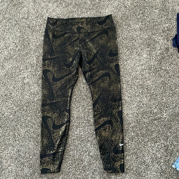 Women’s Nike Pro leggings in black and gold 😍 - Picture 1 of 3